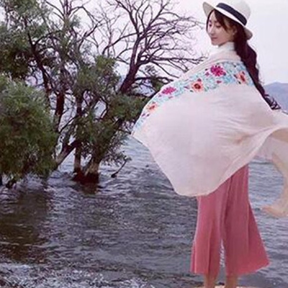 Beautiful soft cotton embroidered scarf - Picture 5 of 13